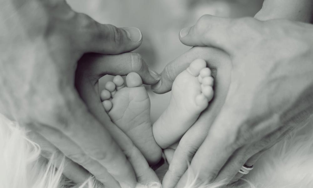 تصویر دست مادر و پای نوزاد